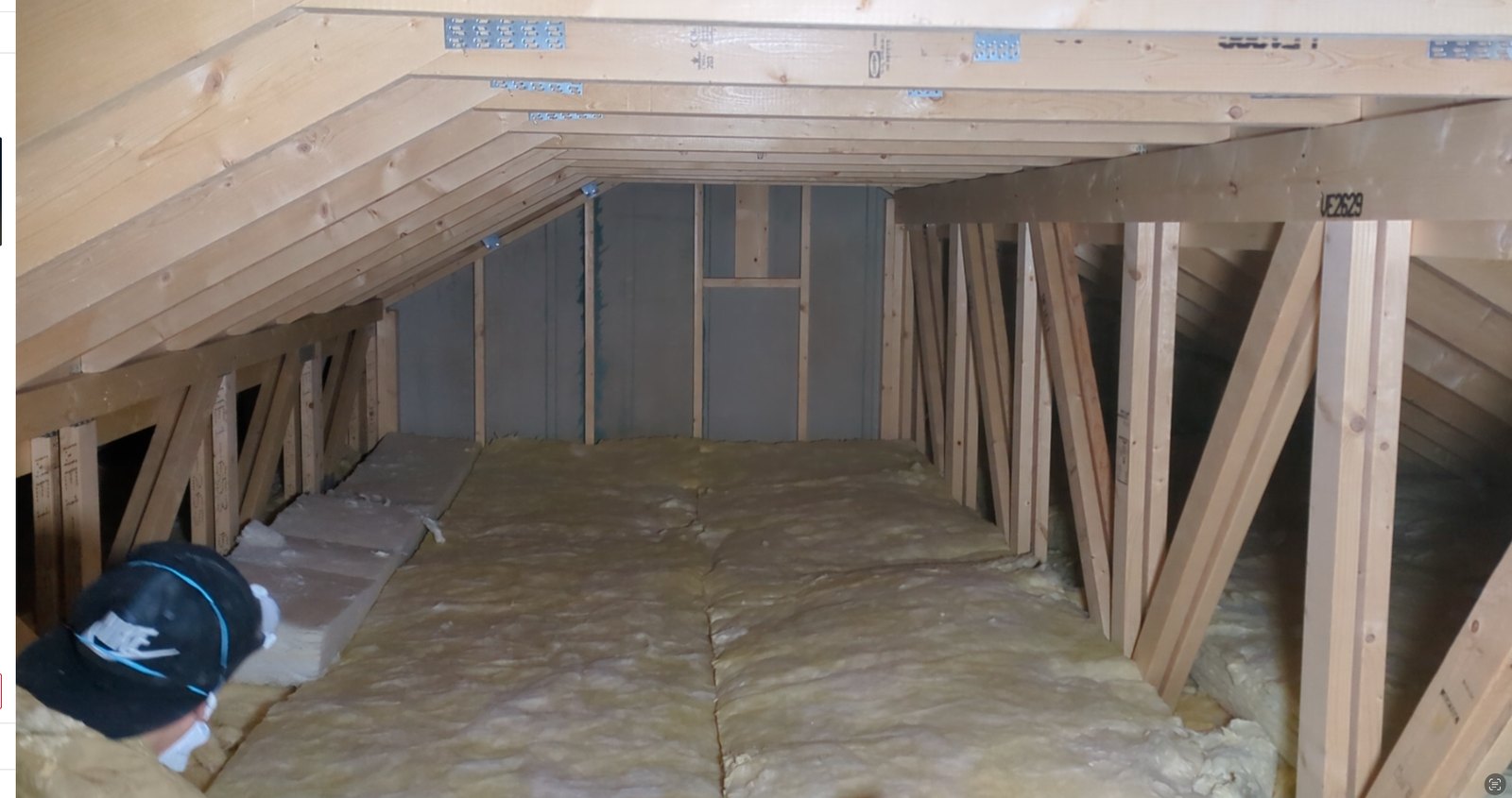 施工後の小屋裏。全体を断熱材で覆った