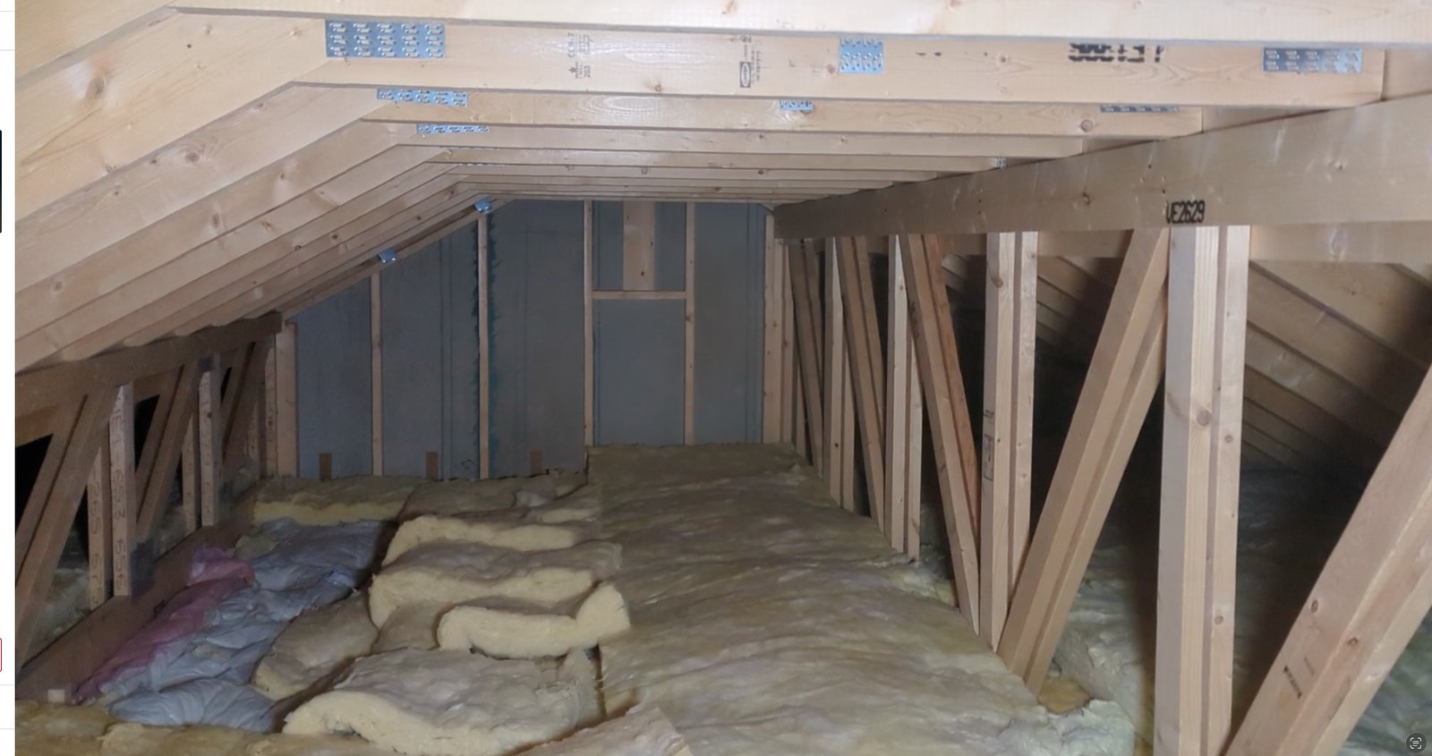 施工前の小屋裏。断熱材がまばらでトラスがむき出し